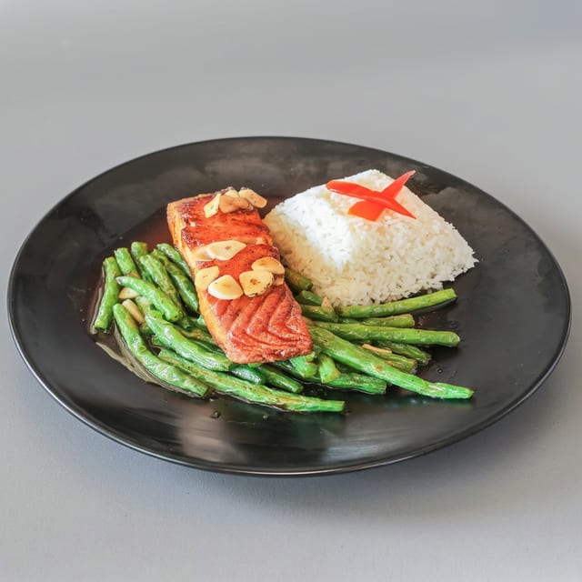 SALMON WITH GREEN BEAN.